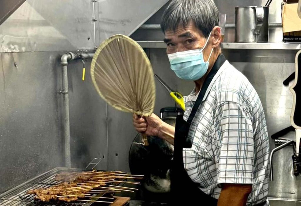 Satay hawker ‘Ah Pui’ reopens stall in Toa Payoh after two year hiatus